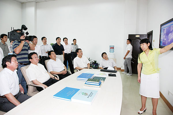 郭庚茂省长在省水文局水情中心了解汛情